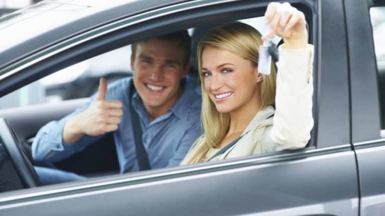 pareja con las llaves de un coche